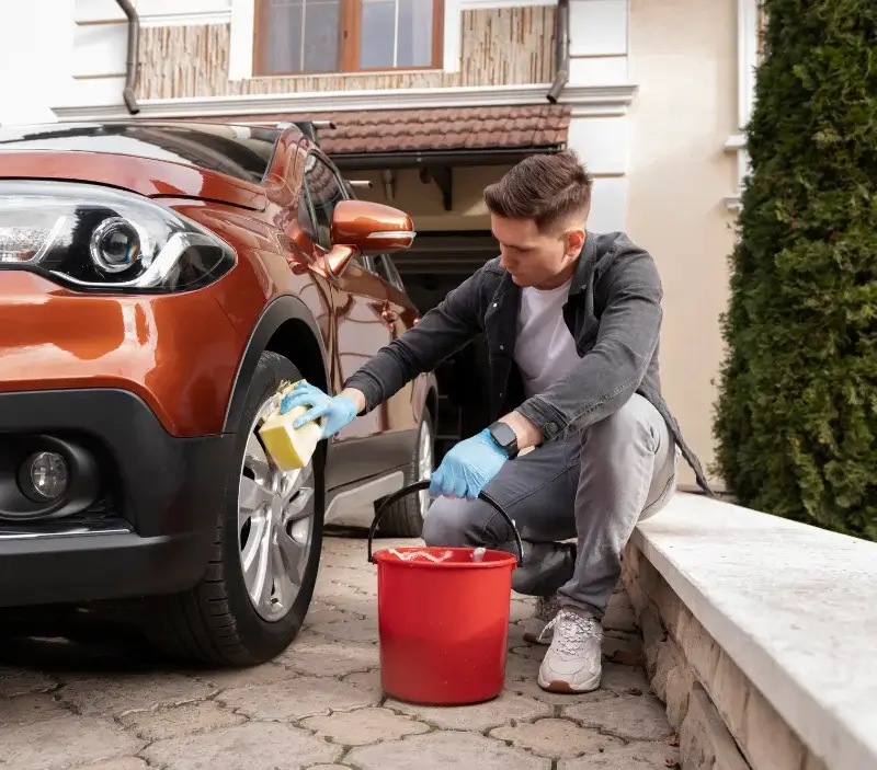 Lavage auto à domicile Fontaine-Henry : professionnel intervenant sur un véhicule